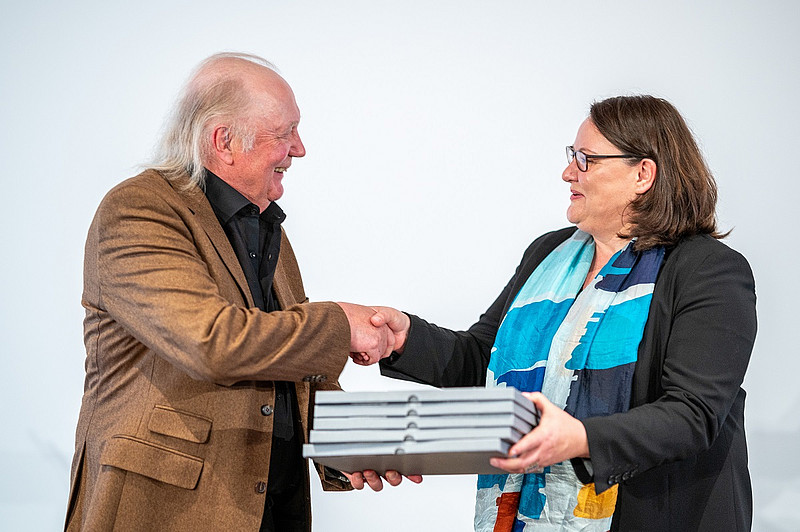 Jürgen Dollase übergibt Katrin Stump, Generaldirektorin der SLUB Dresden, die ersten fünf Geschmacksdokumentationen für das Deutsche Archiv der Kulinarik, Foto: Crispin-Iven Mokry
